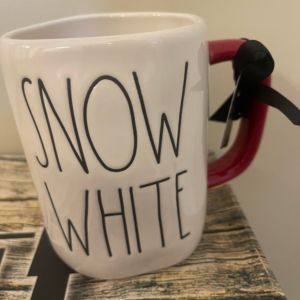 Beautiful Snow White Rae Dunn cup